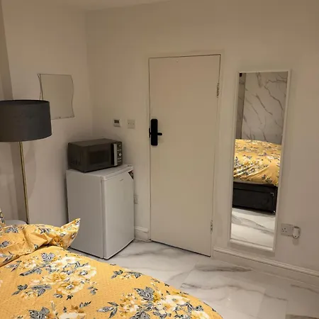 Luxury Studio In Victoria, 7 Minutes Walk To Victoria Station, Room 1 London Exterior photo